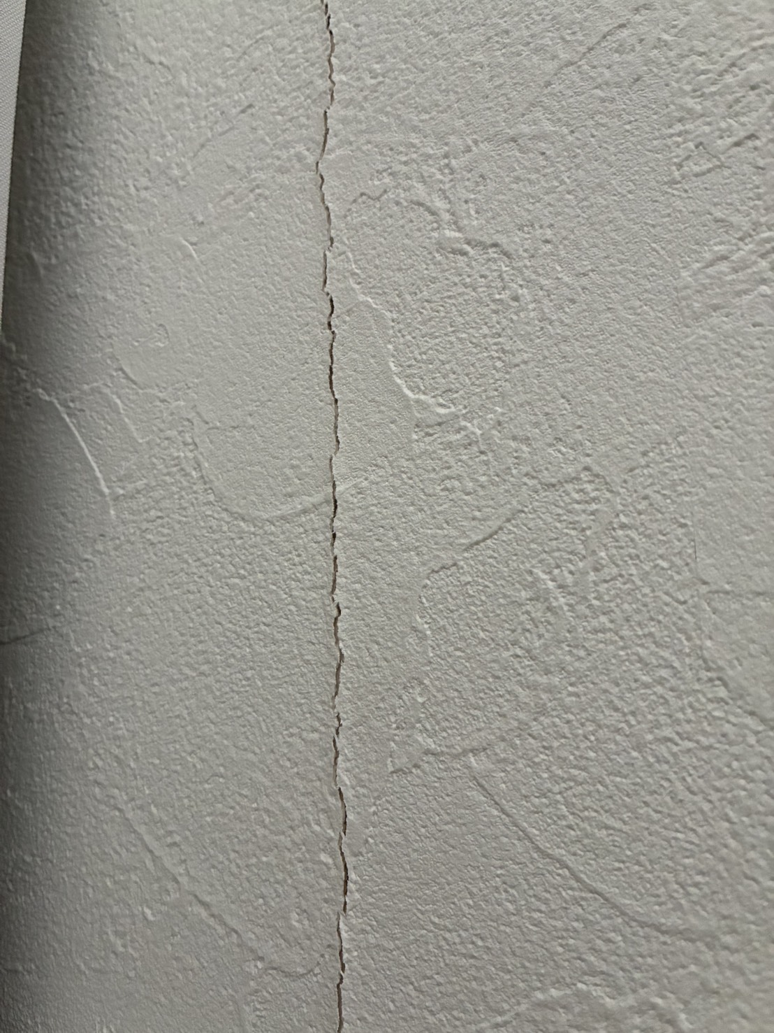 仕上げ材のひび割れは慌てずに、、、