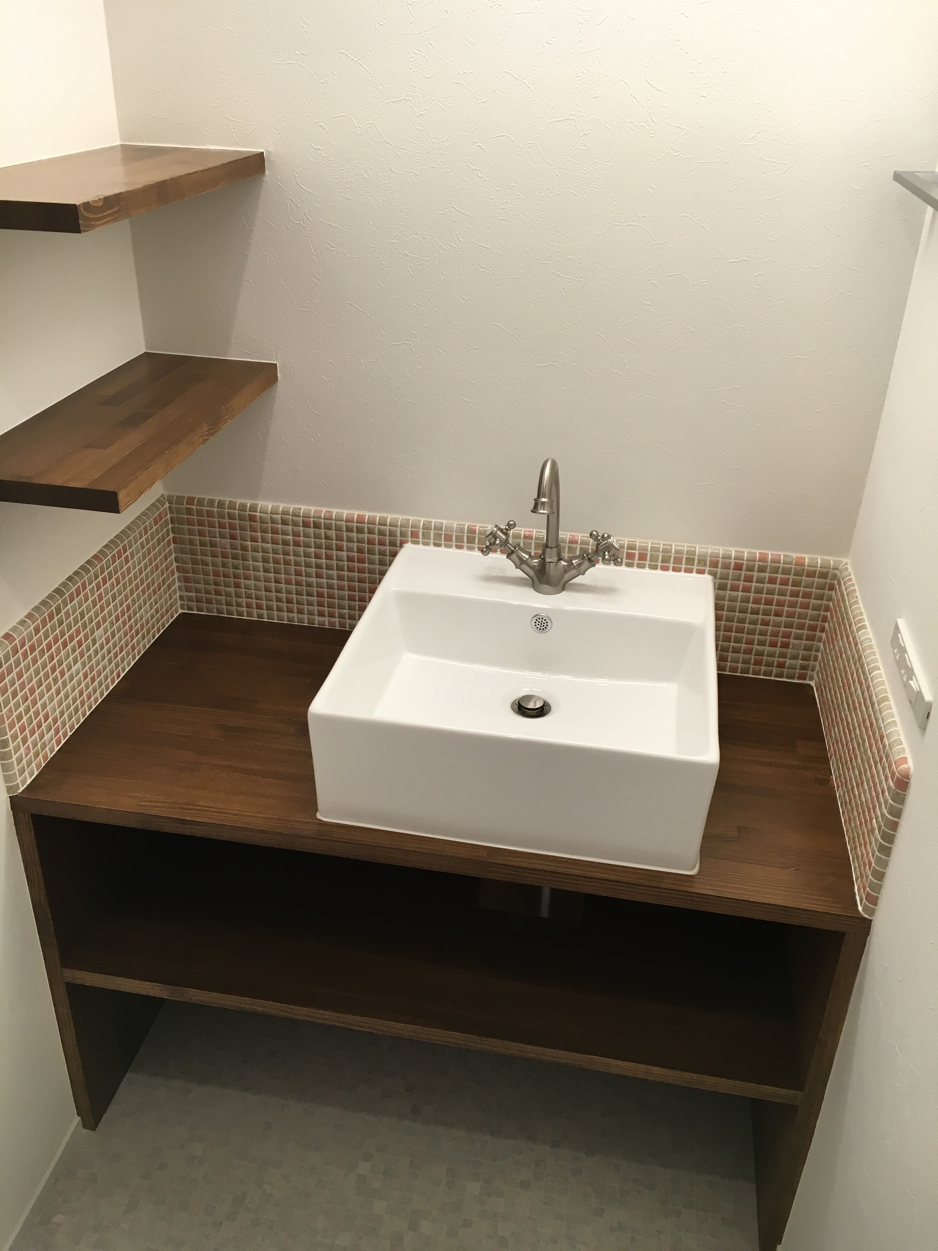 モザイクタイル壁の洗面台とR開口　完成！