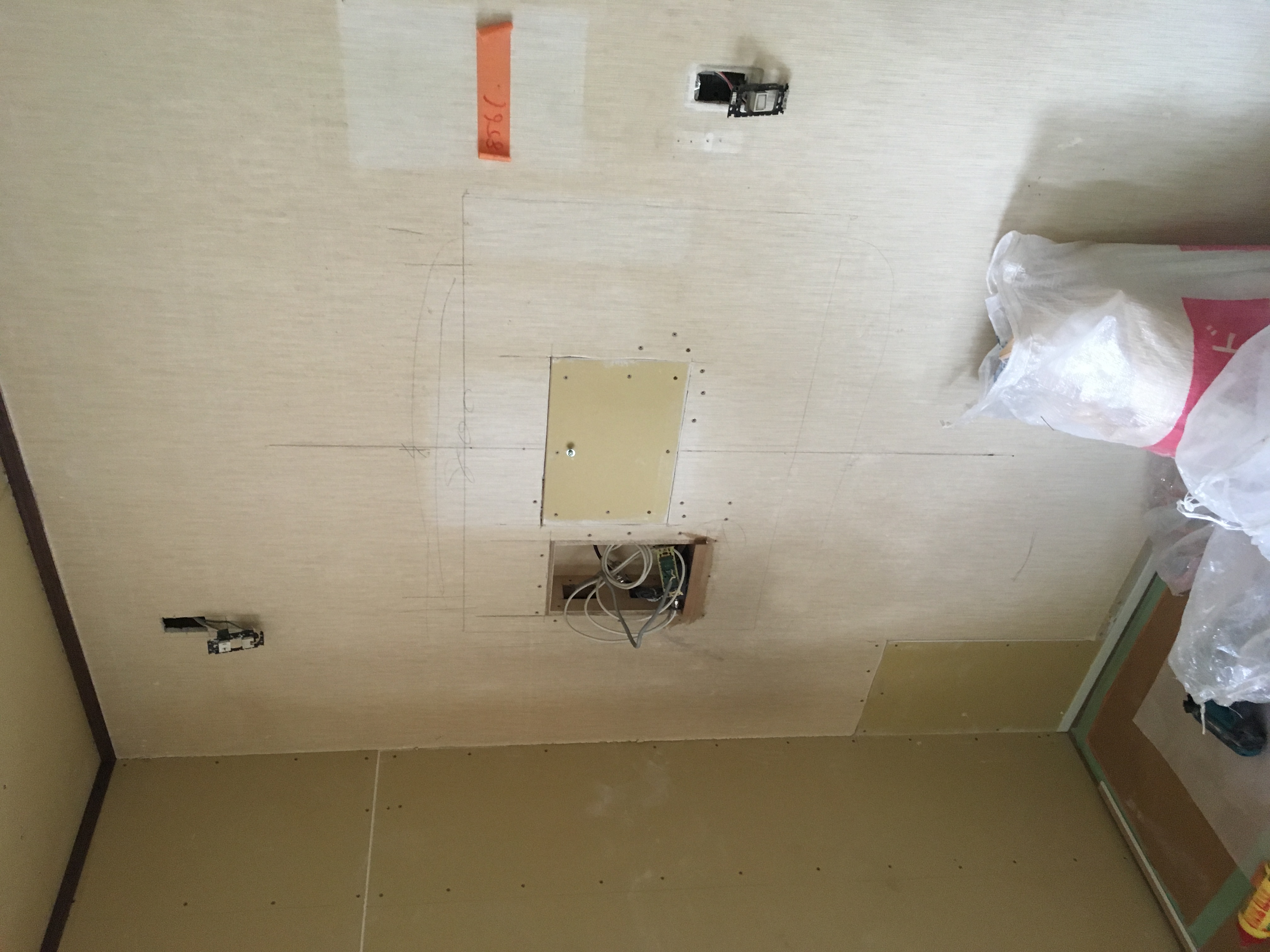 ☆テレビ裏ニッチ  〜壁掛け併用で配線スッキリと〜