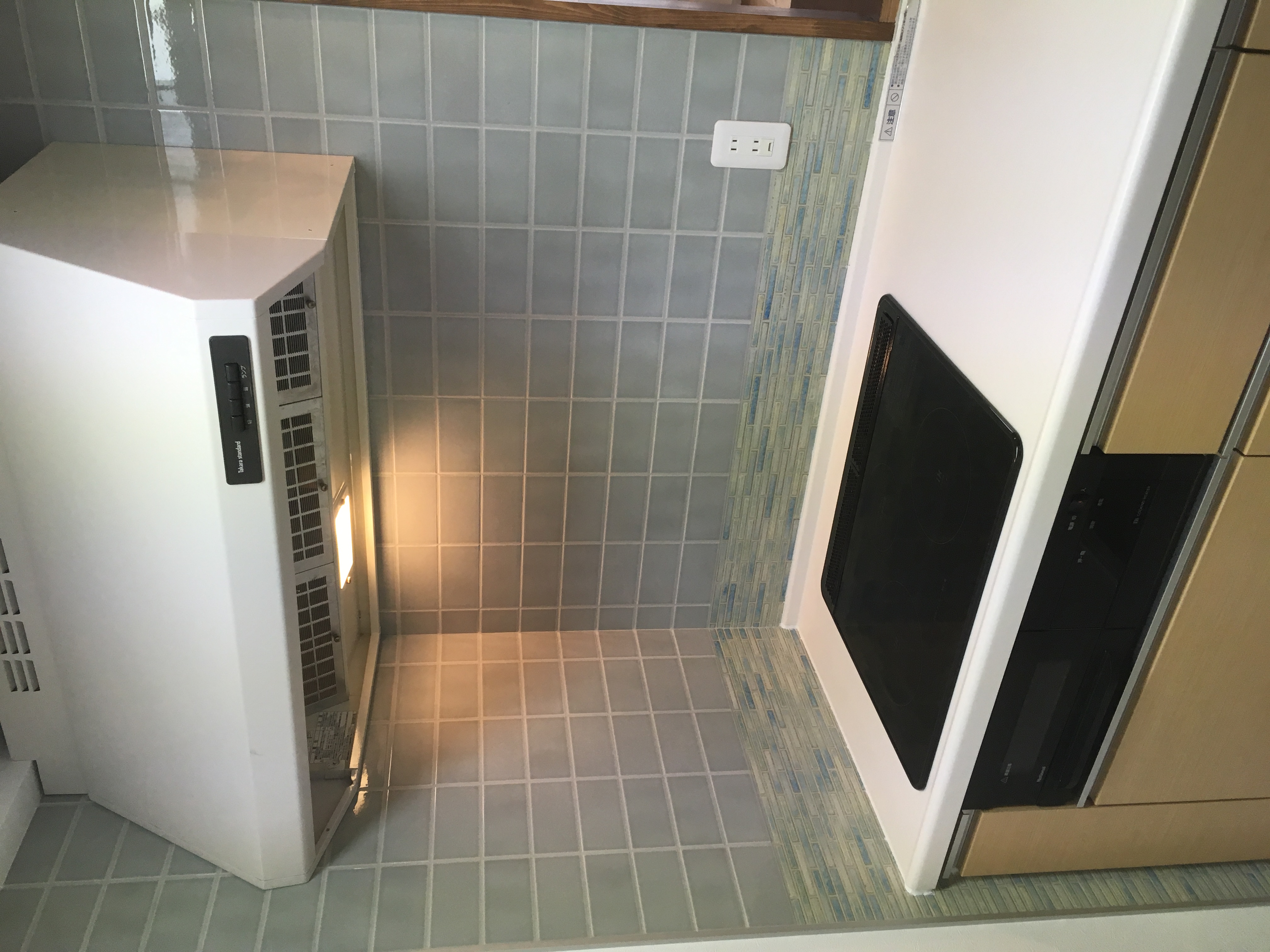 キッチンタイル貼り！　～キッチンはそのままで～　☆完成しました☆