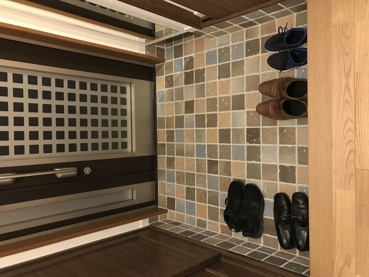 玄関タイル張替え　～100角タイルをミックスしました～