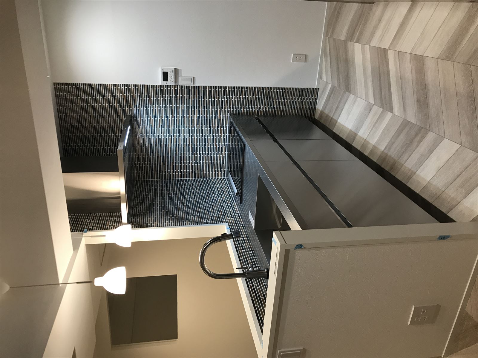 ☆サンワカンパニーのキッチンを施工しました☆　オールステンレスキッチン+カップボード