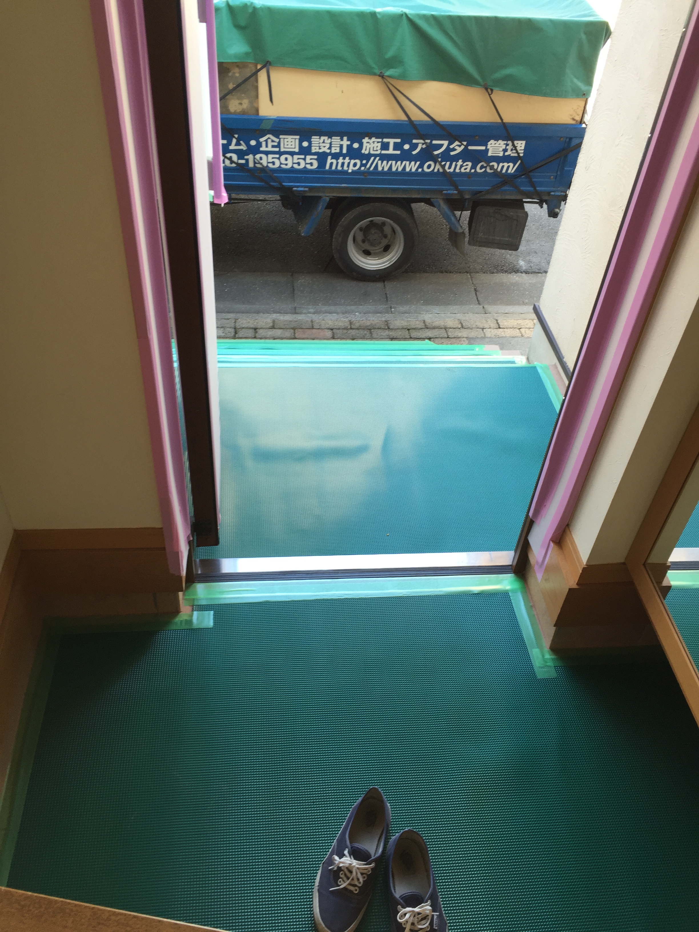 現場養生ピラマットはノンスリップ使用で雨でぬれても滑りにくい