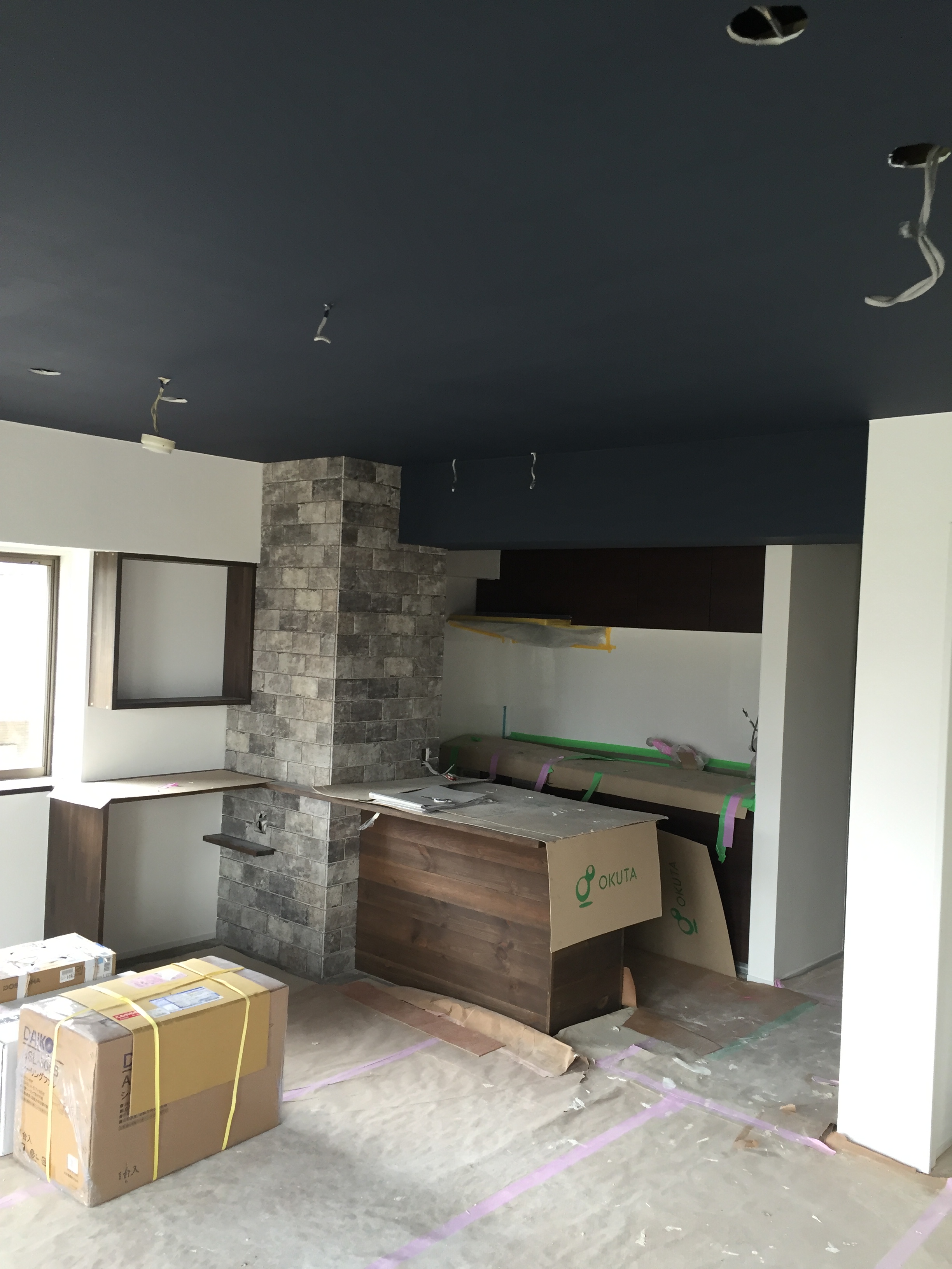 お客様立合い漆喰パターン確認の様子。