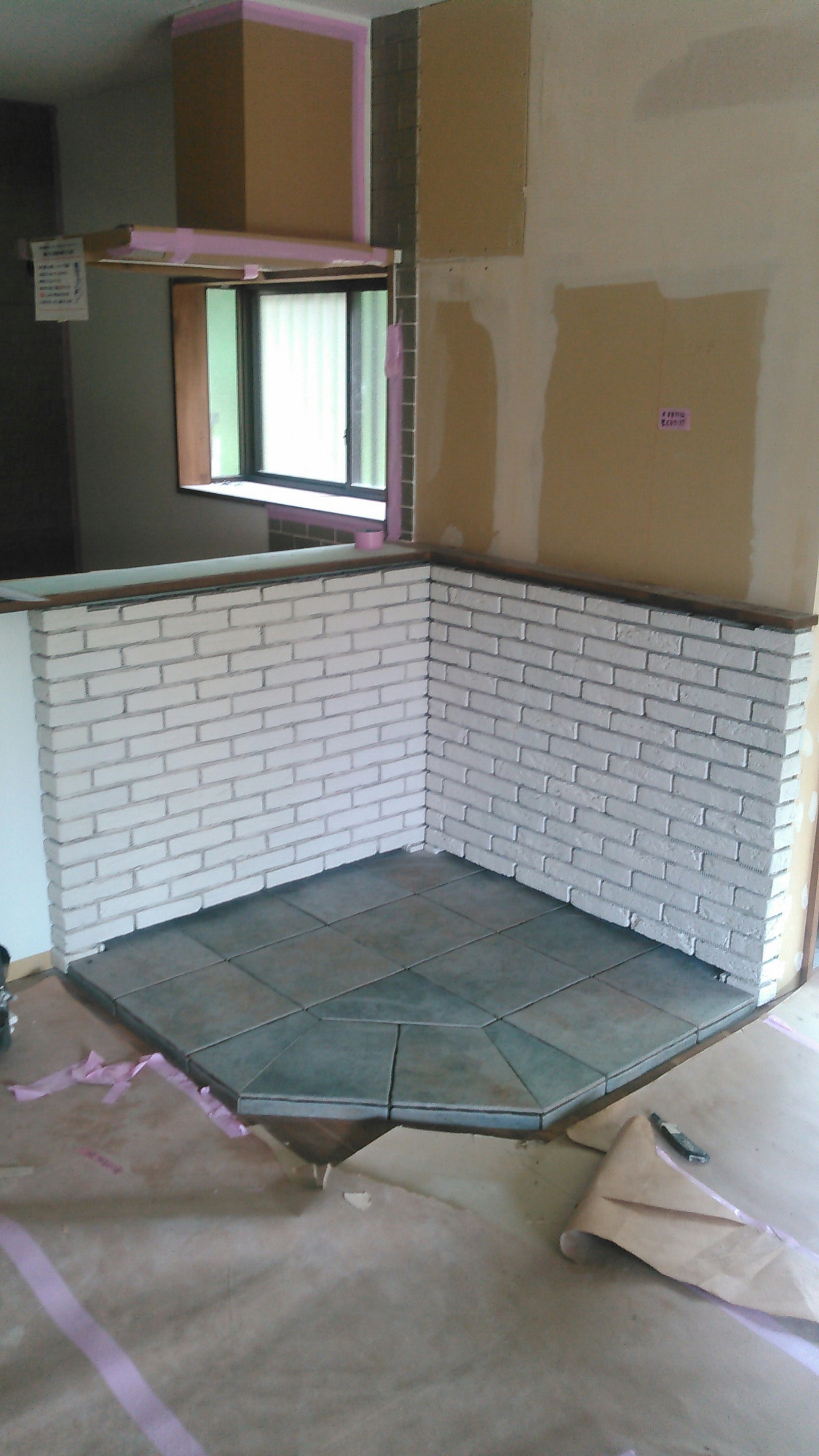 薪ストーブ廻りタイル張り