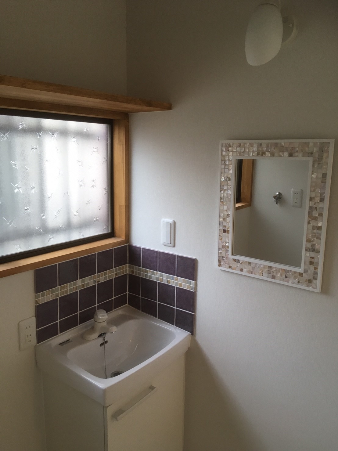 洗面化粧台廻りにタイルを張りました。