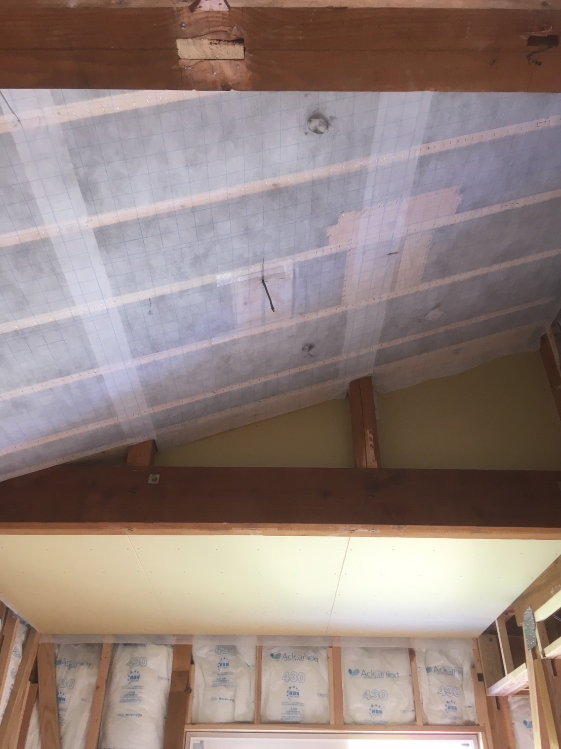 勾配天井に断熱セルロース施工