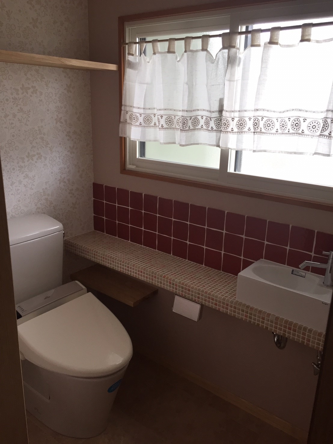 洗面とトイレ手洗いを造作しました。