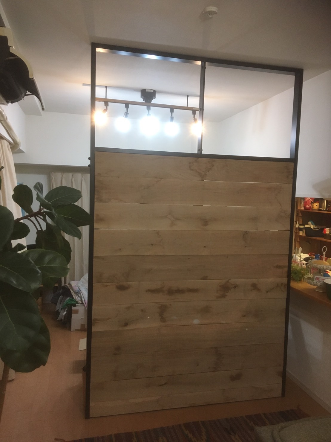 マンションのリビングにパーテーションを付けました。