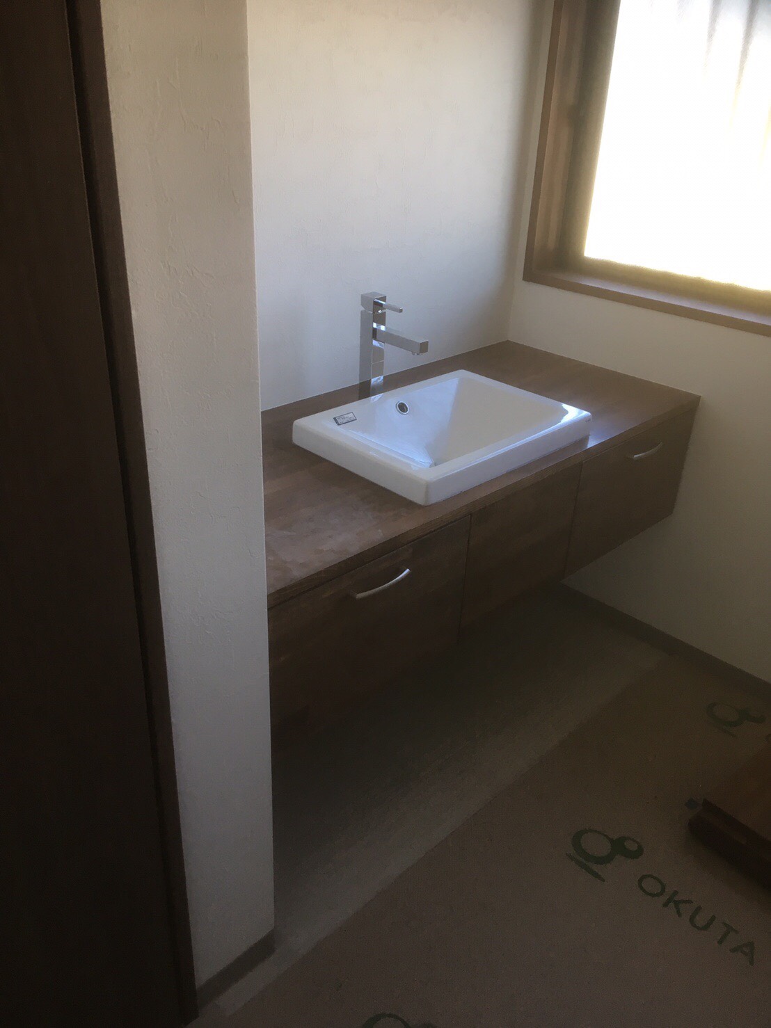 造作洗面の製作途中の様子。