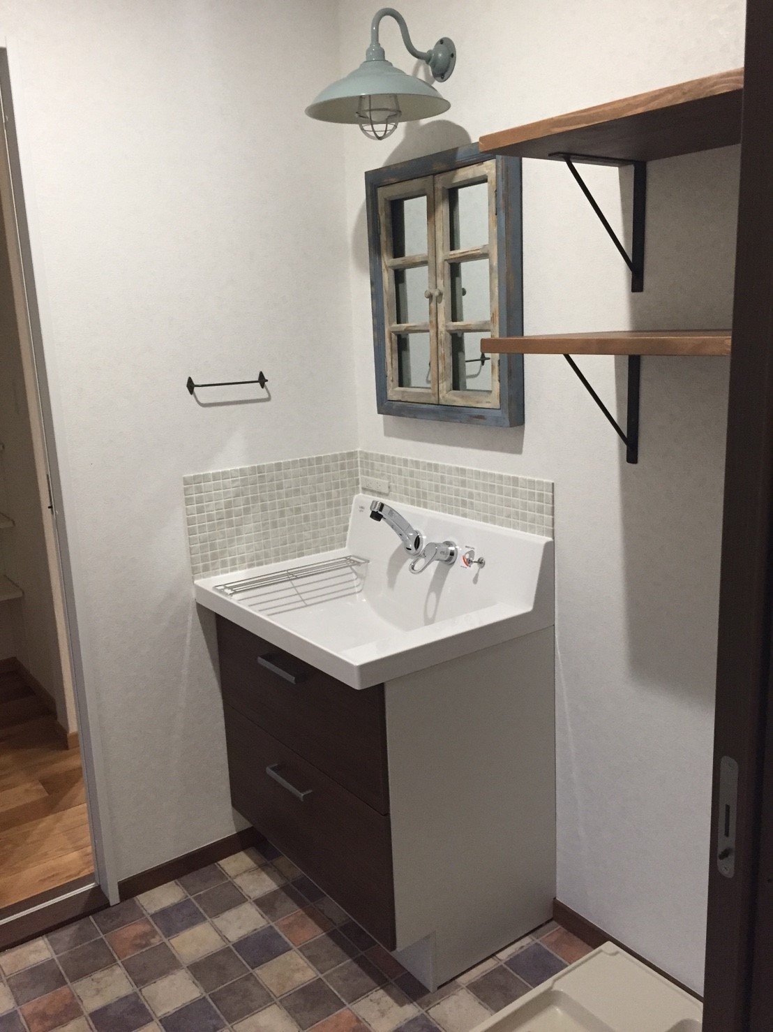 洗面化粧台廻りにタイルを張りました。