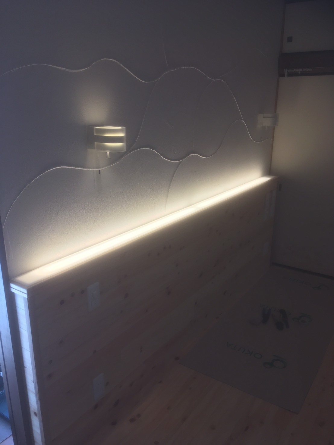 ベッドの背面に間接照明を付けました。