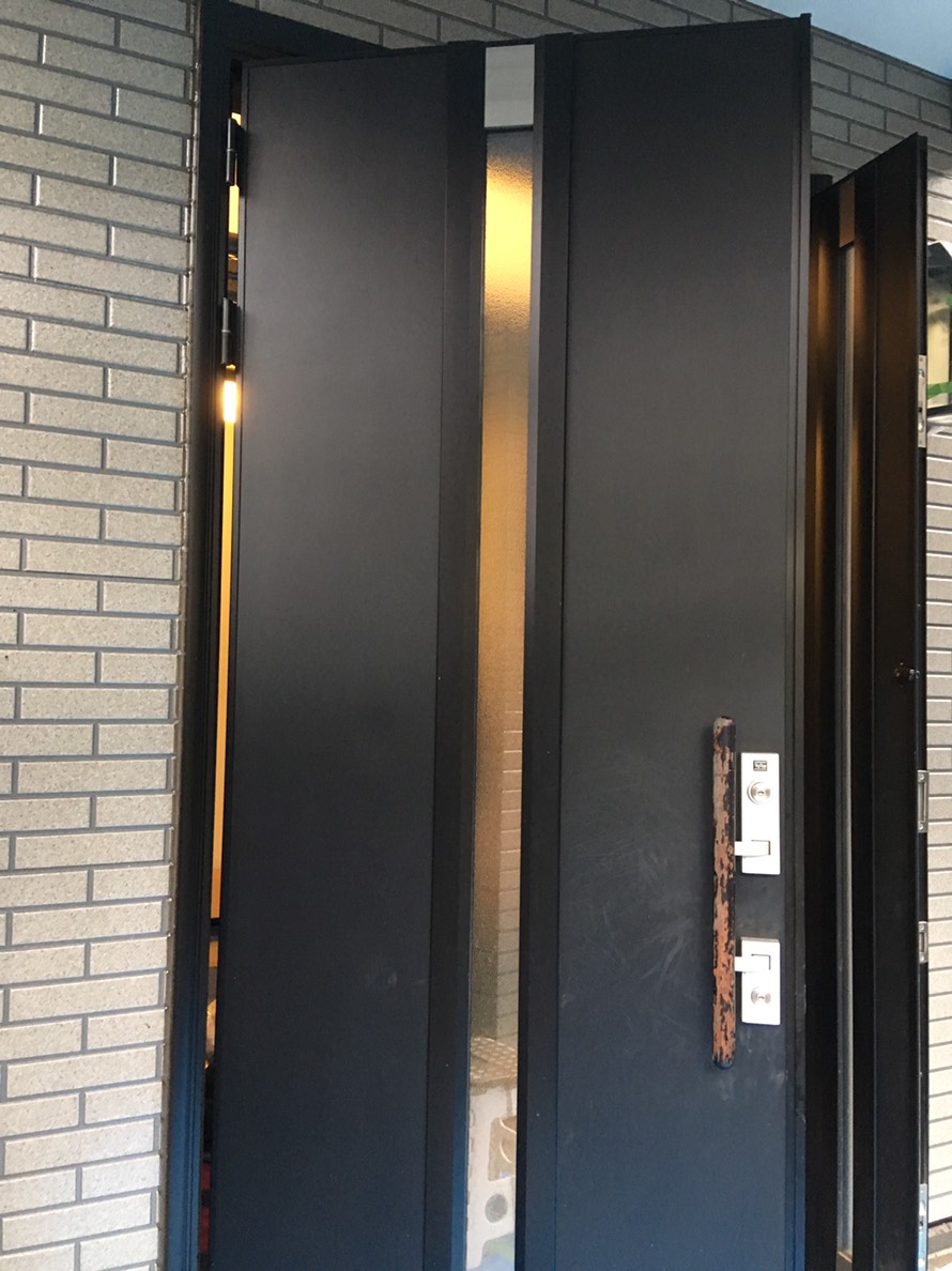 玄関ドアに3MのDI-NOCシートを張りました。