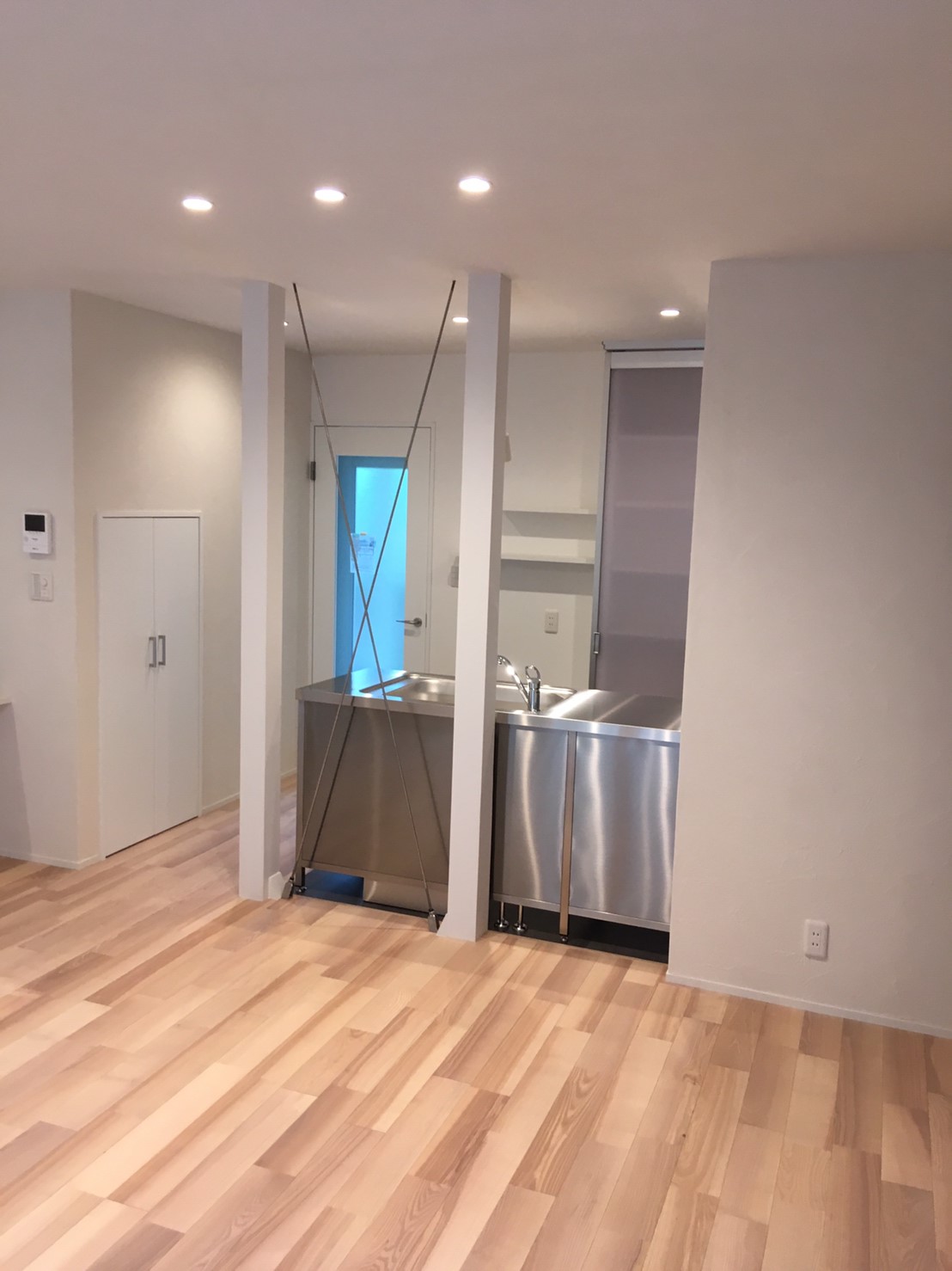 木製の筋交いの代わりにコボットを使いました。