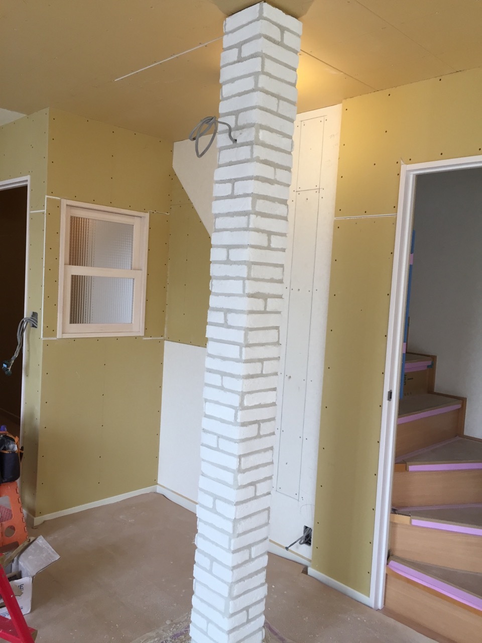 柱にブリックタイルを張りました。