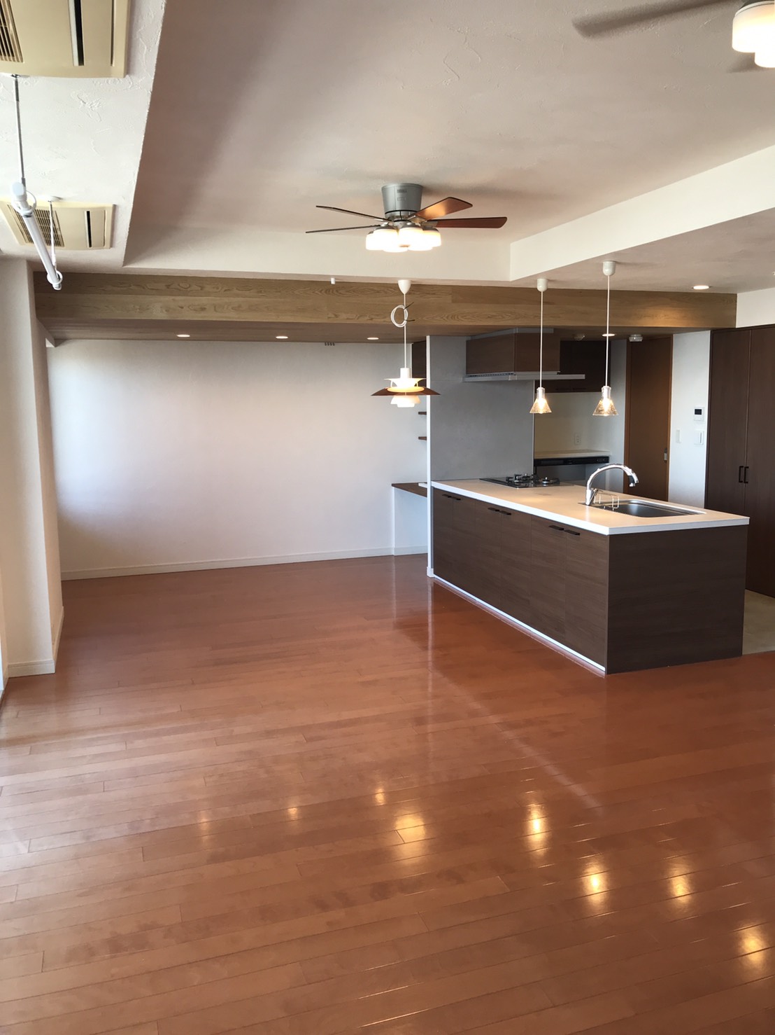 マンションの梁型に木パネルを張りました。