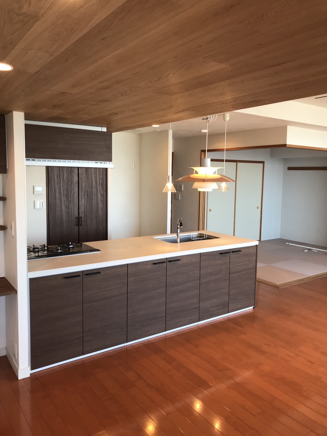 マンションの梁型に木パネルを張りました。