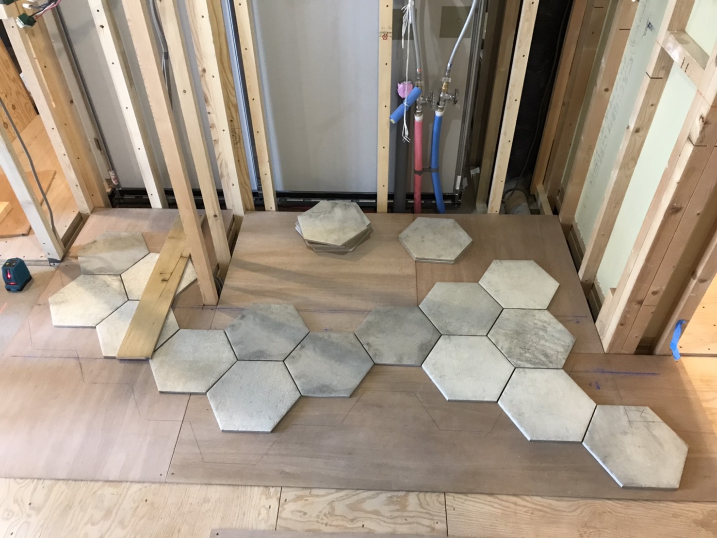 リビングの床に平田タイルクイーンストーンを張りました。