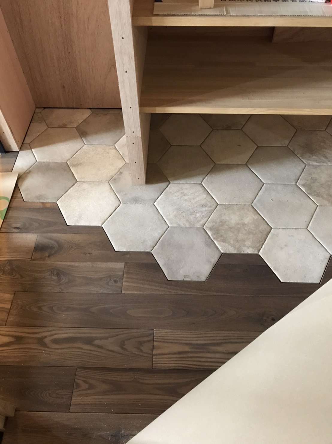 マンションの廊下に造作洗面を作っています。