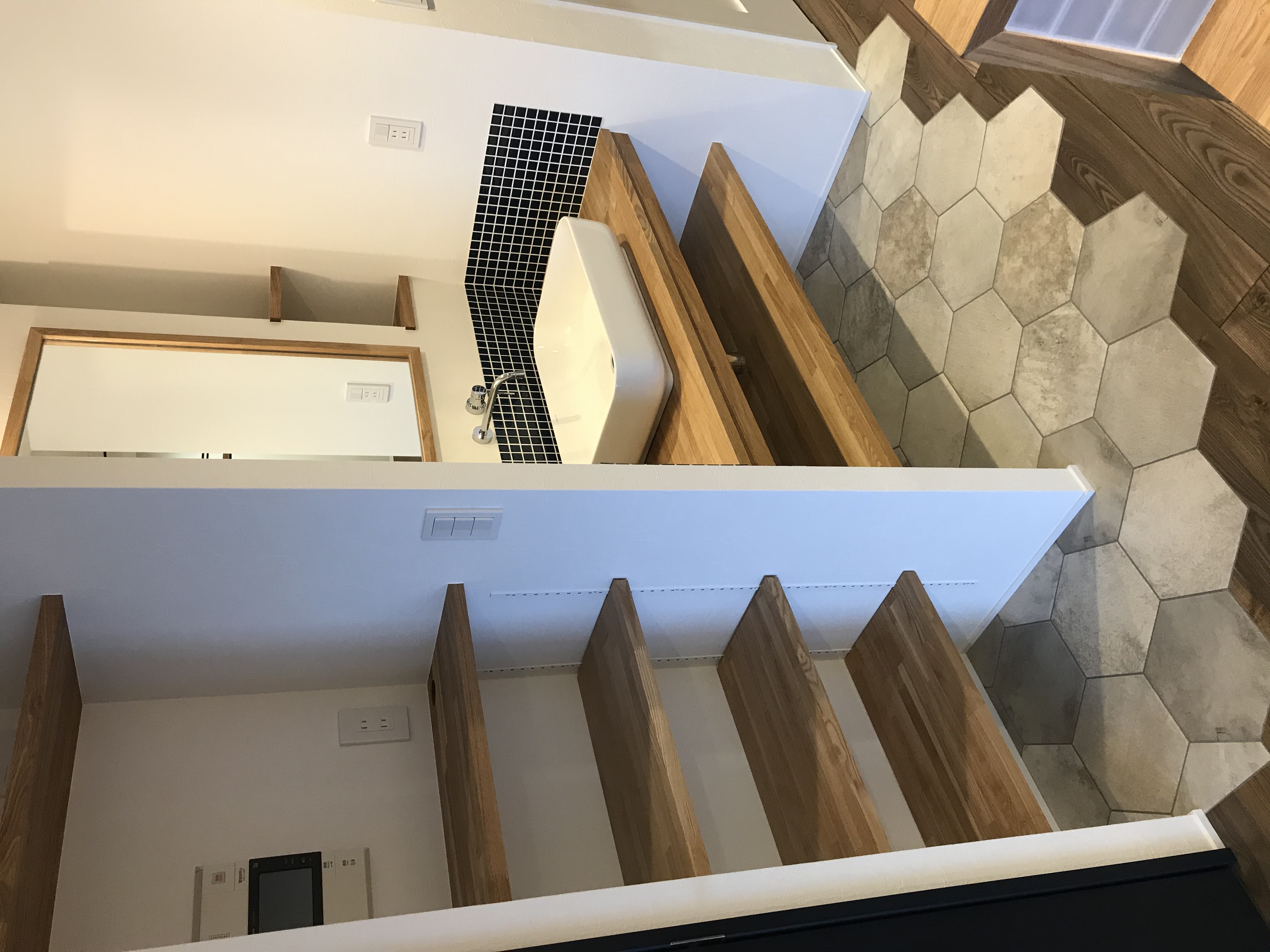 廊下の造作洗面が完成しました。