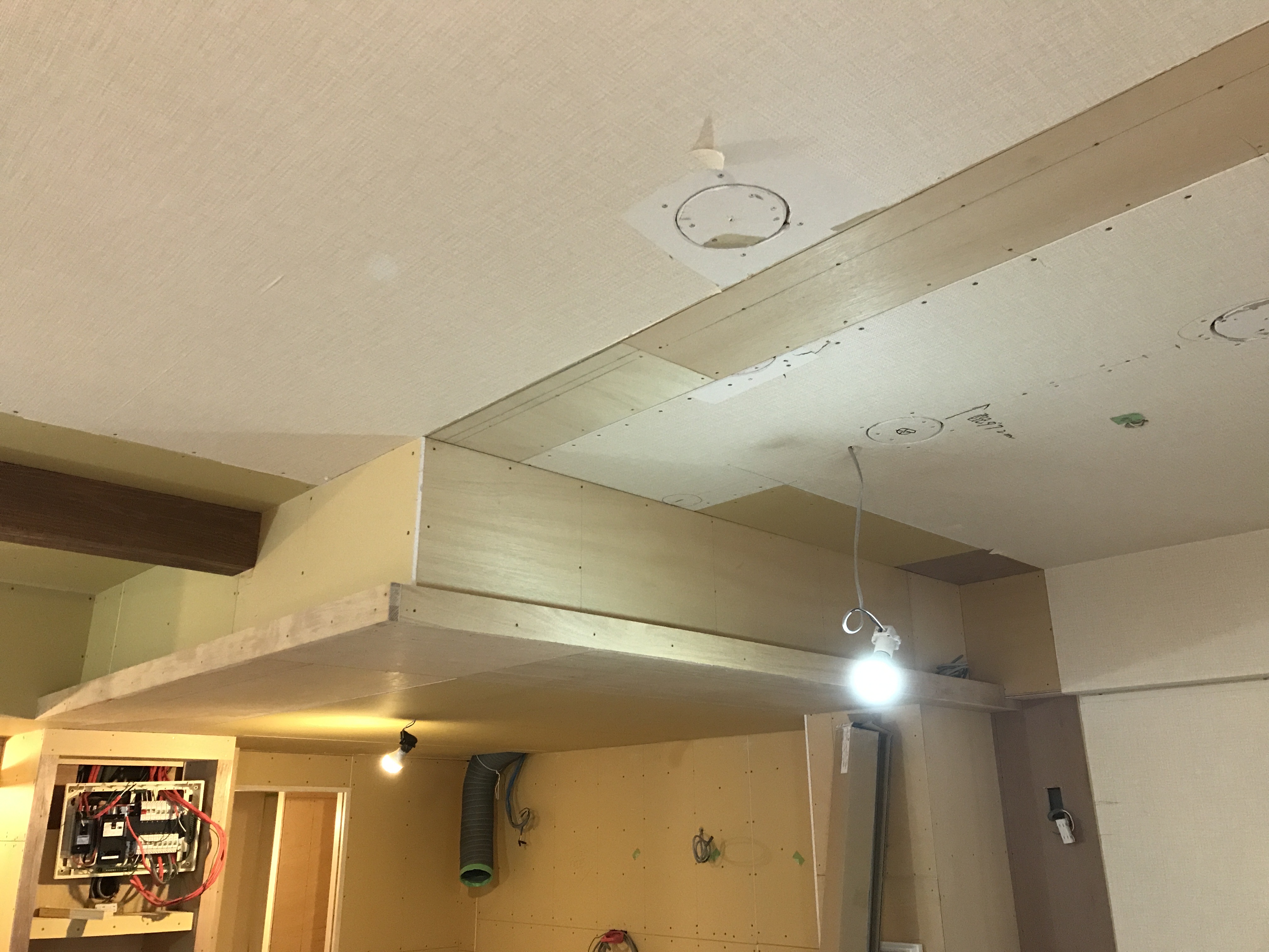 マンションの天井にオールドシダービームスを取付けました。