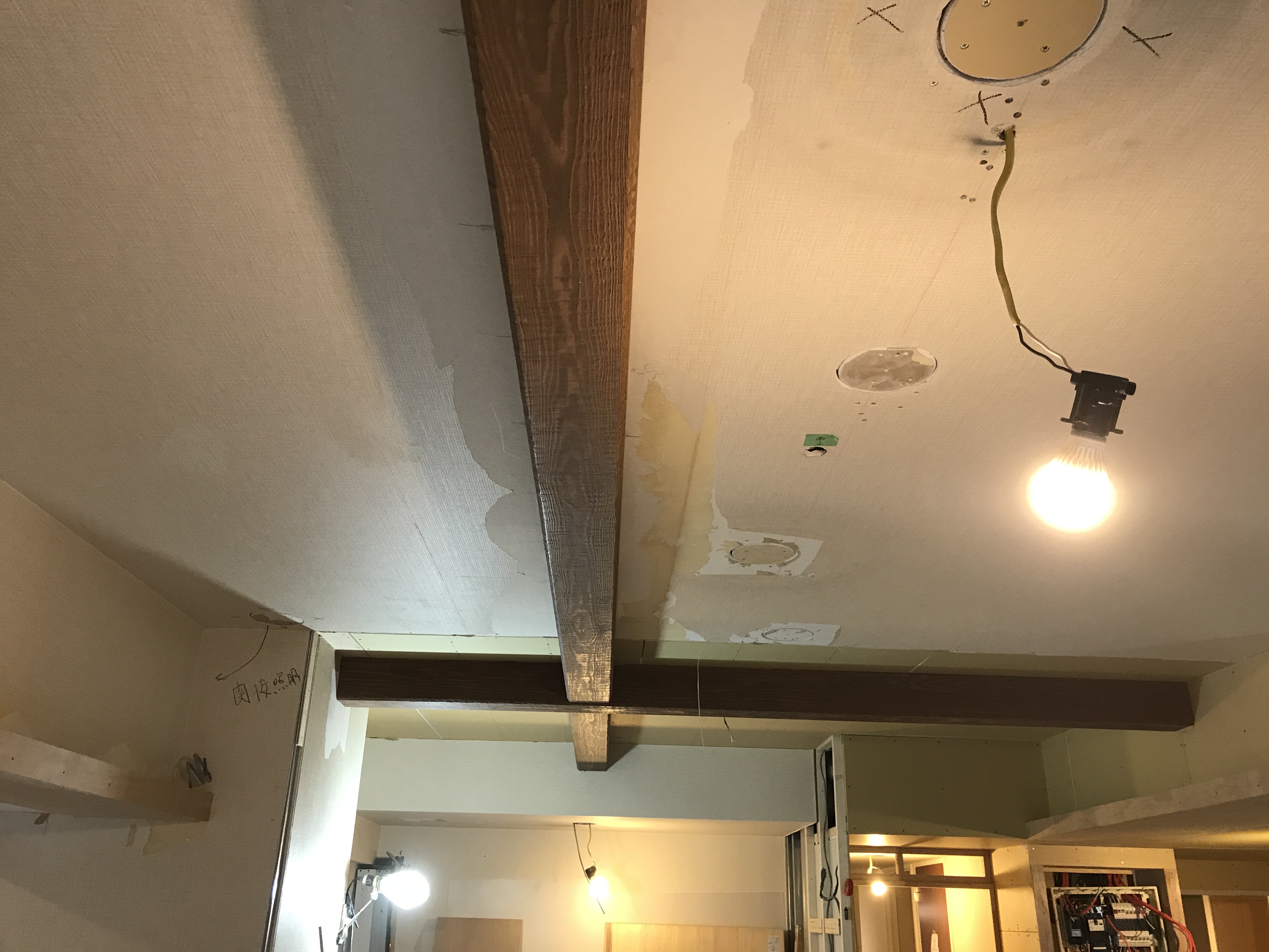 マンションの天井にオールドシダービームスを取付けました。