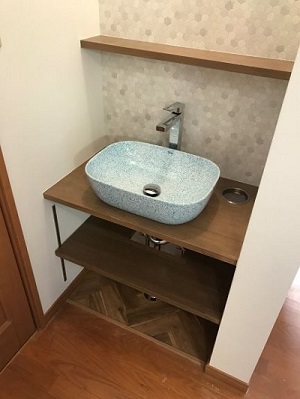 廊下に造作洗面を作りました。