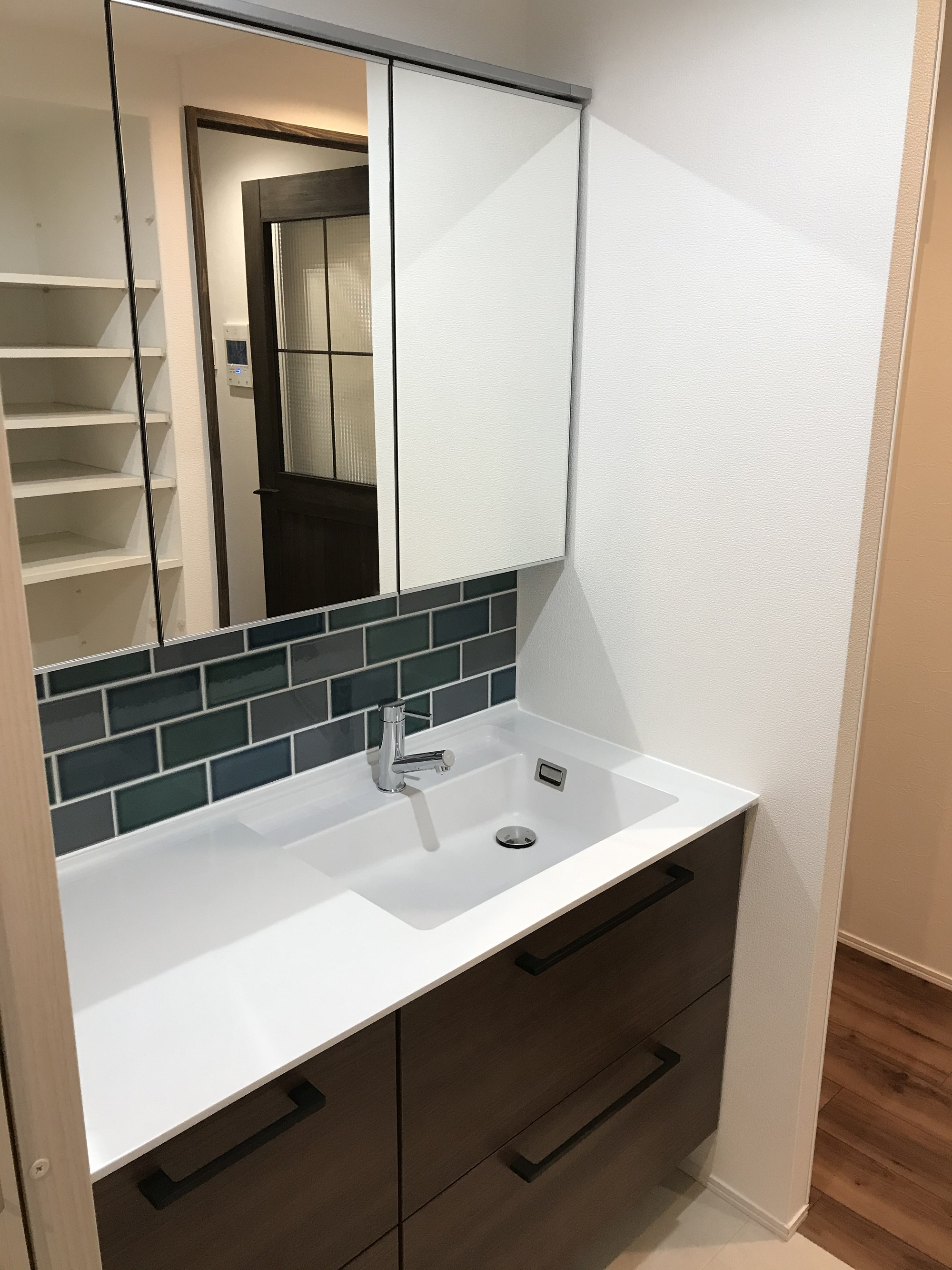 洗面台の壁にタイルを張りました。