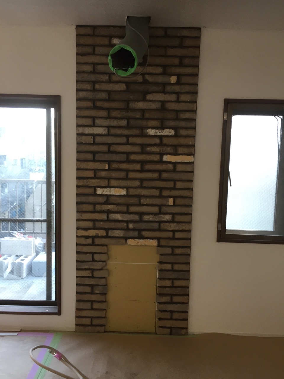 キッチンの壁にブリックタイルを張りました。