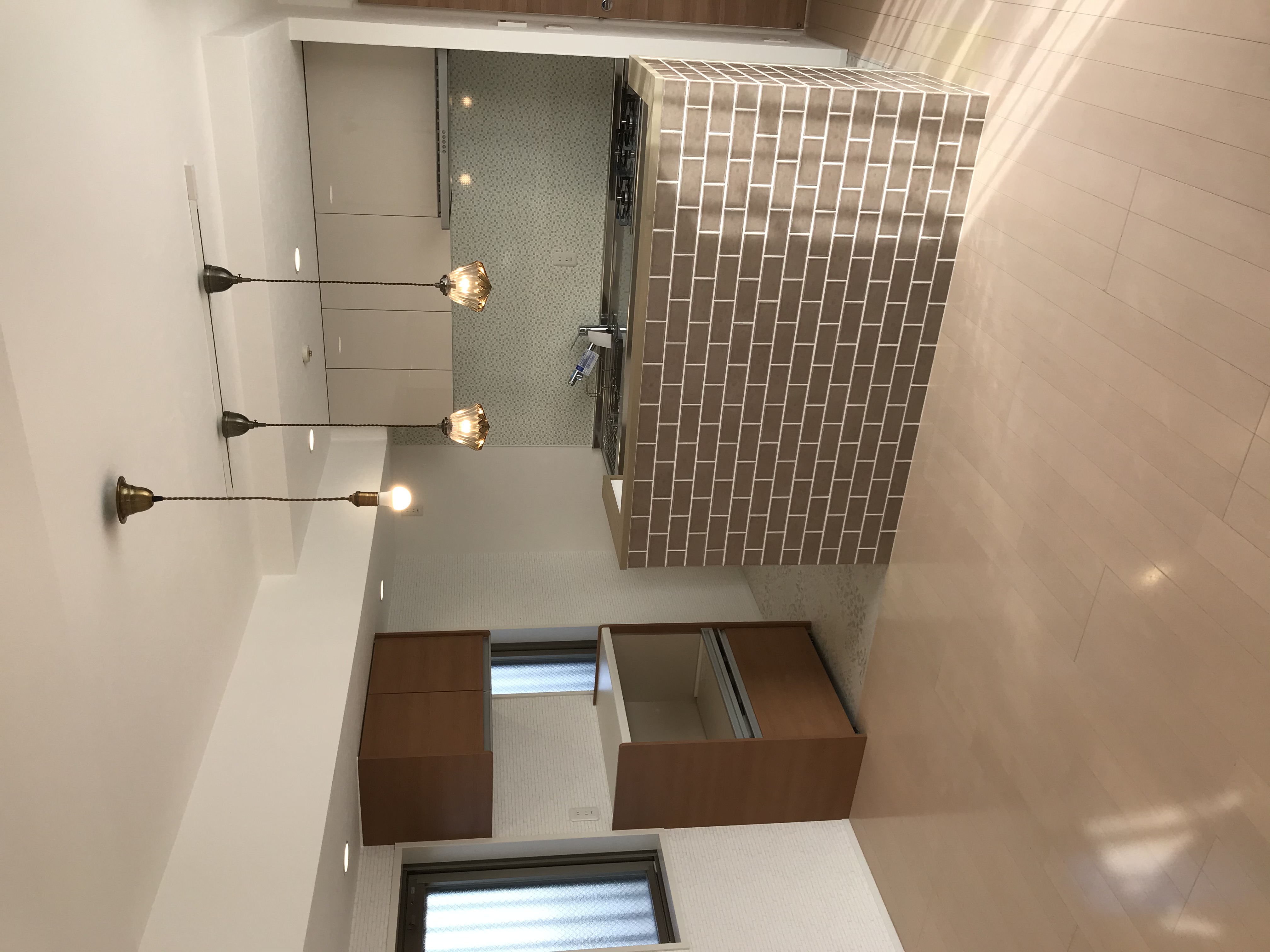 キッチンの腰壁にタイルを貼りました。