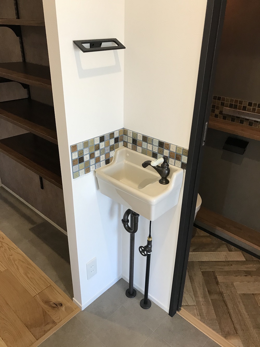 廊下に手洗いを作りました。