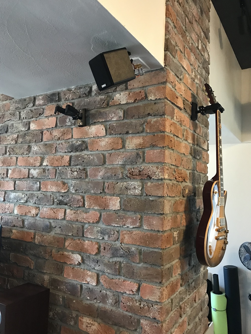 ブリックタイルを貼った壁にギターハンガーを付けました。