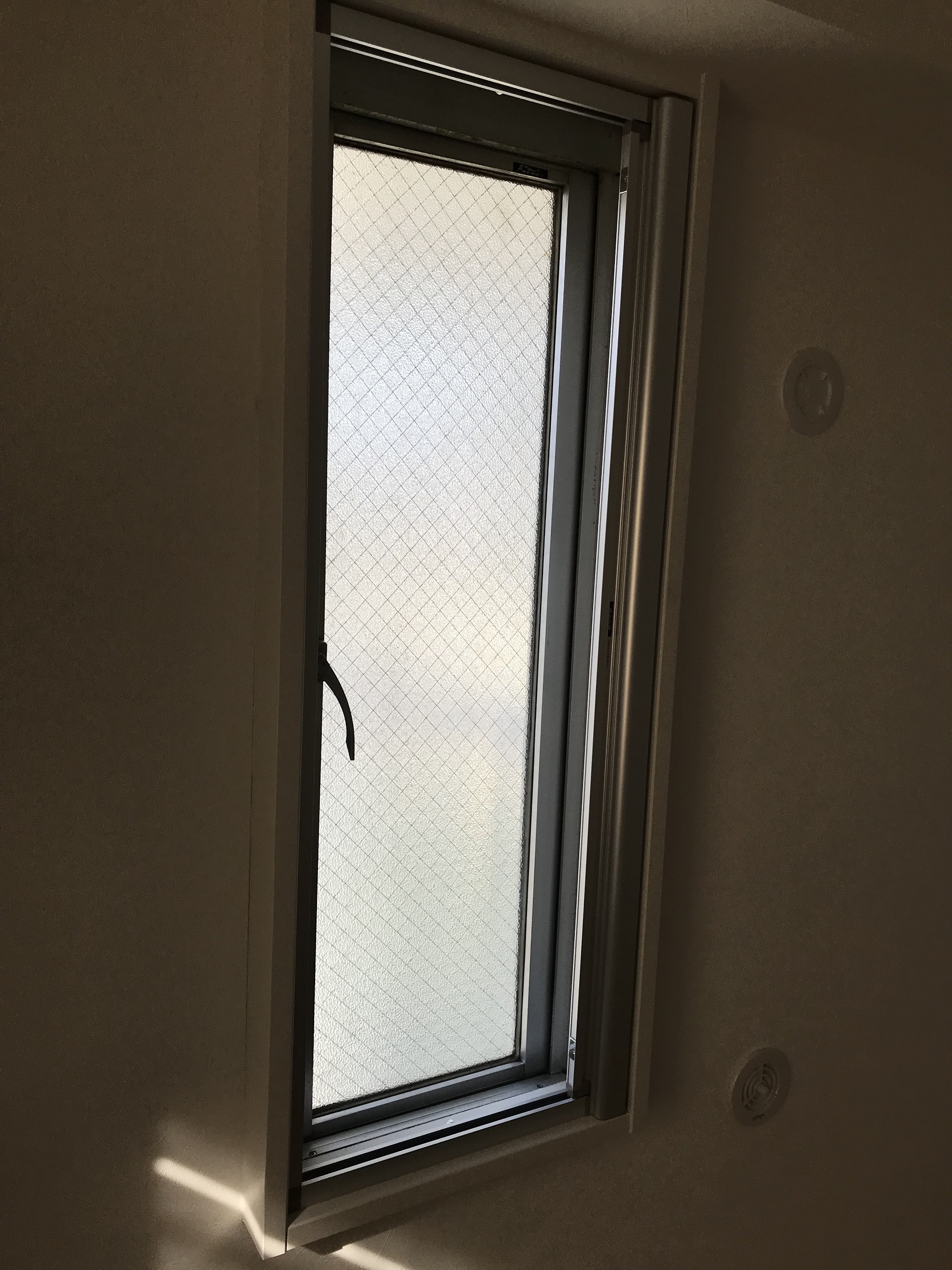 SEIKIのロール網戸窓ロールを付けました。