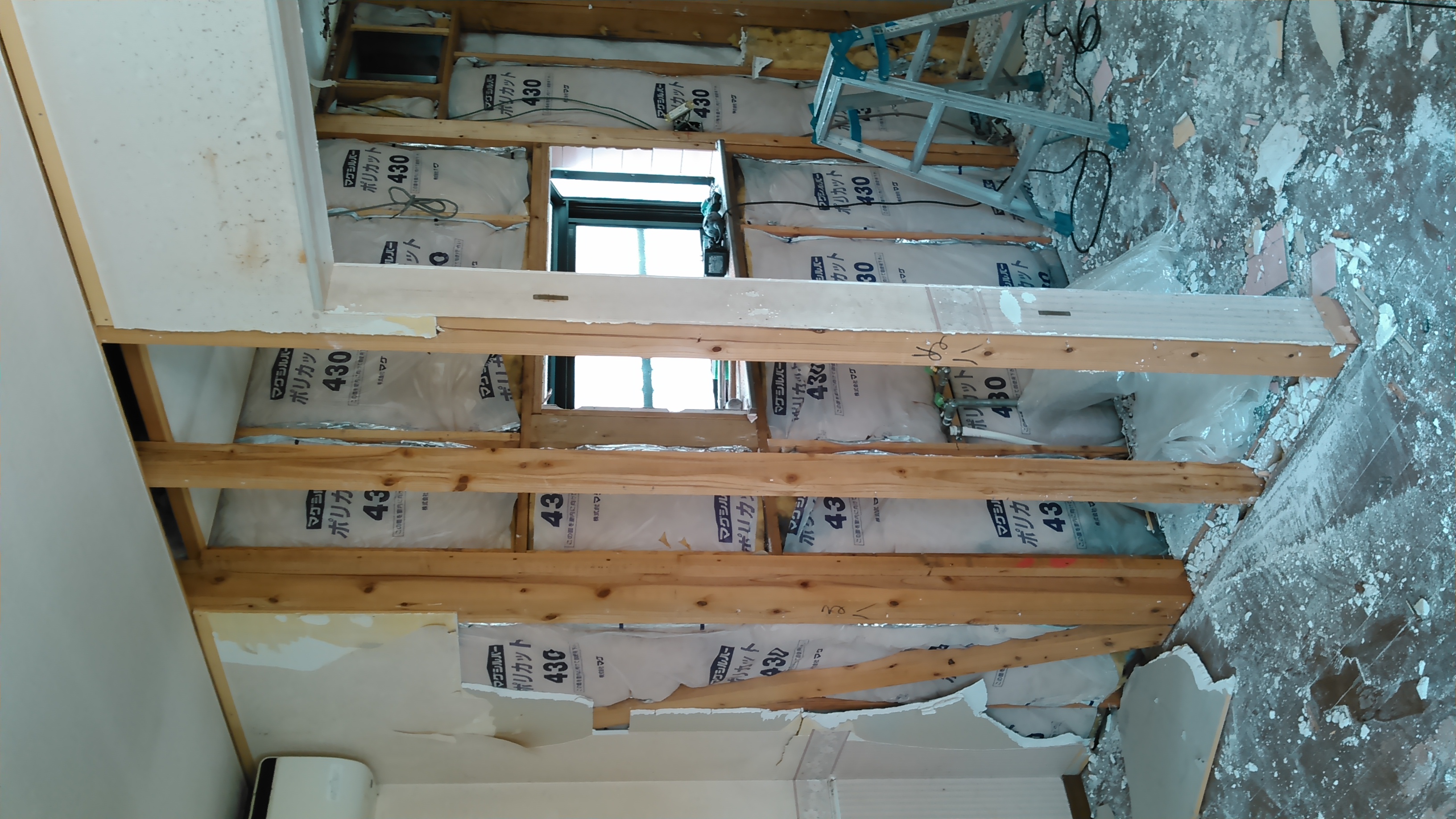 まずは解体から