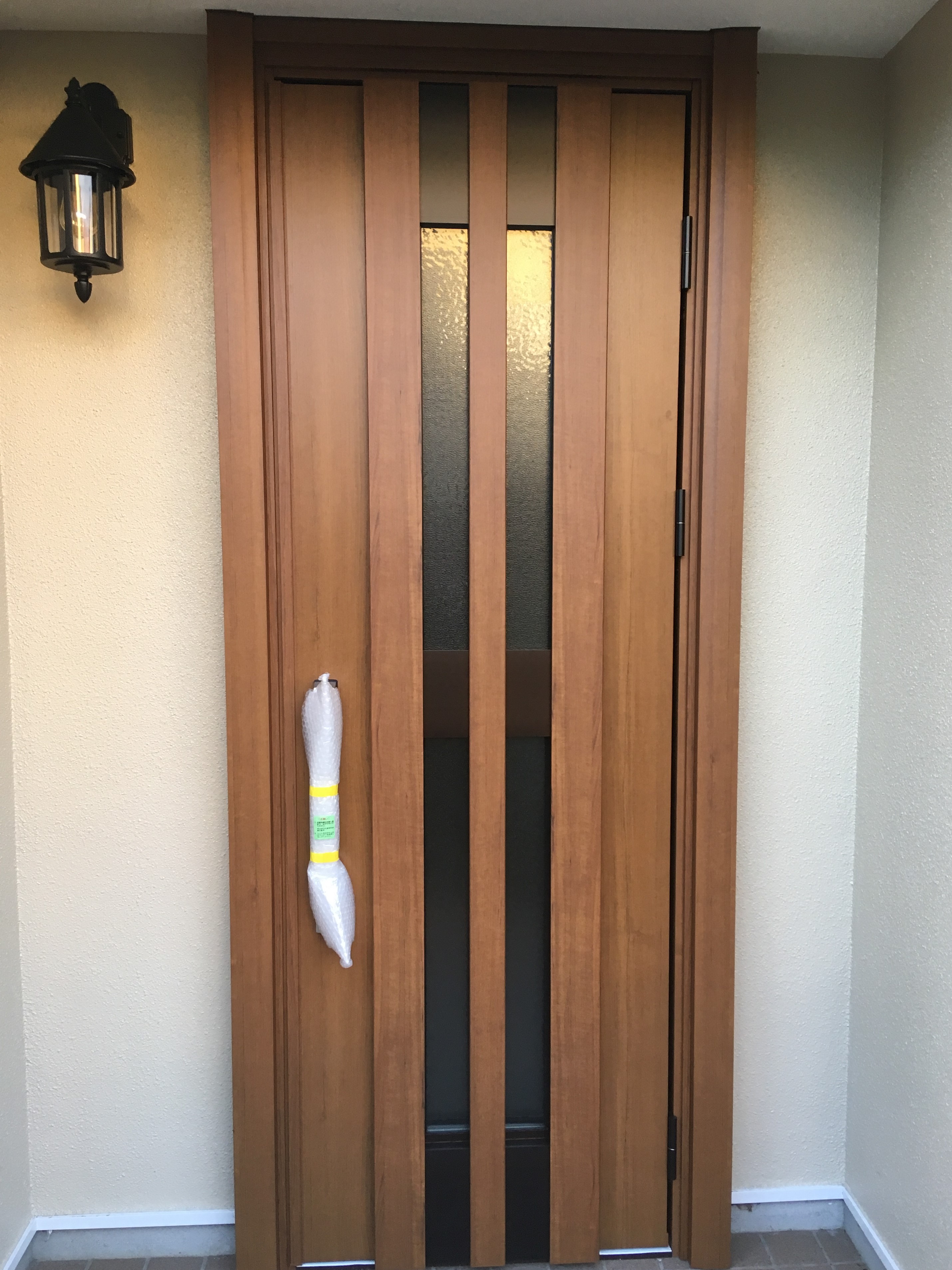 ☆玄関ドアのリフォーム☆　～後付けキーレス扉（電池式）～