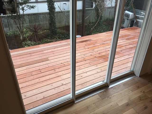 リビング続きのウッドデッキ