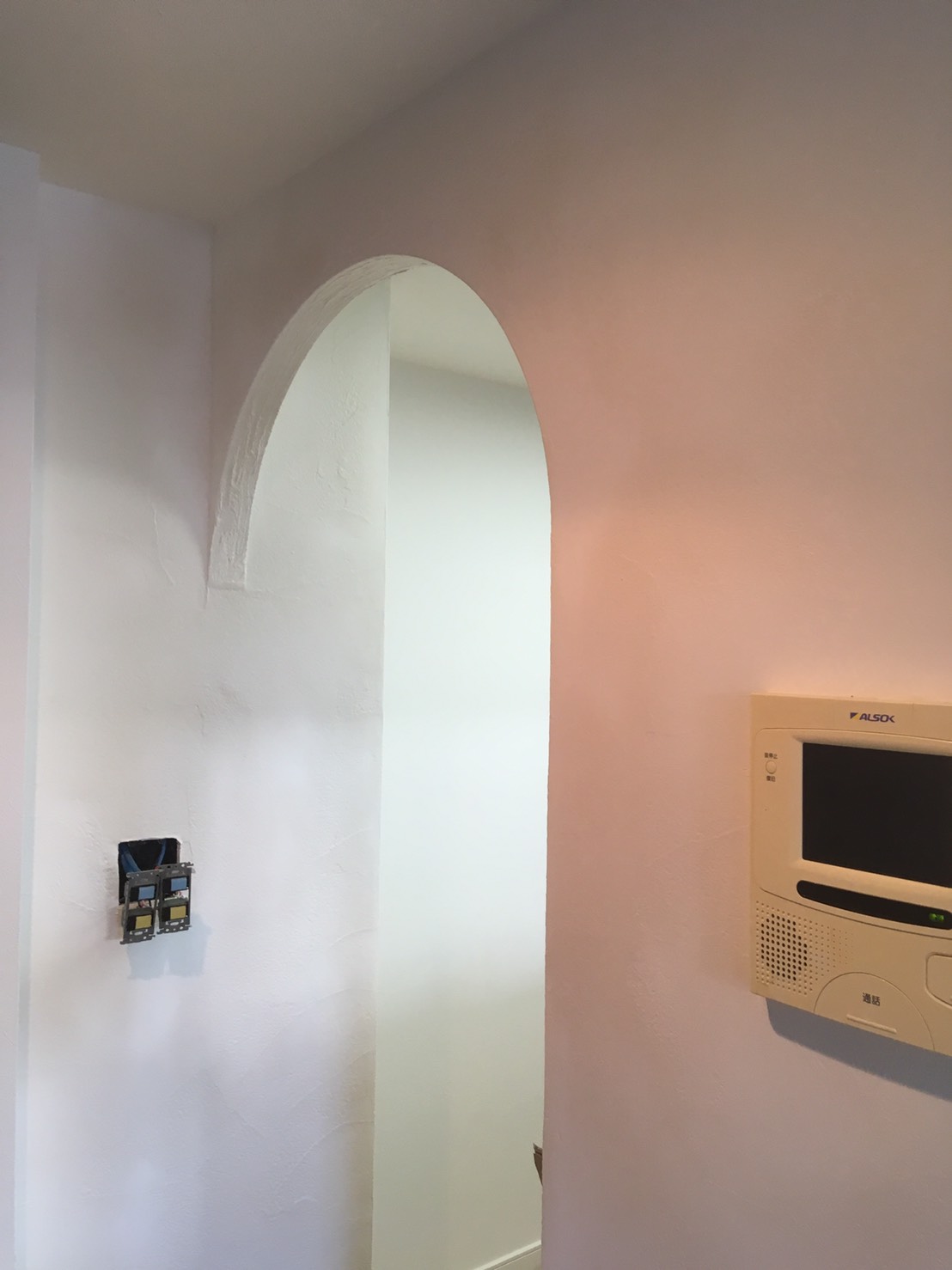 ピンクのガスコンロとタイル