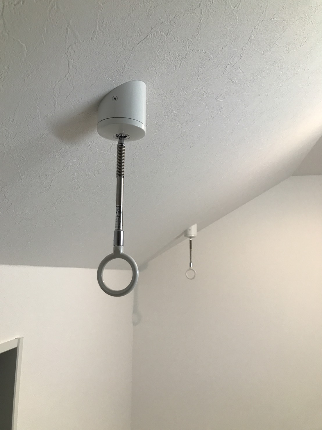 斜め天井にホスクリーン