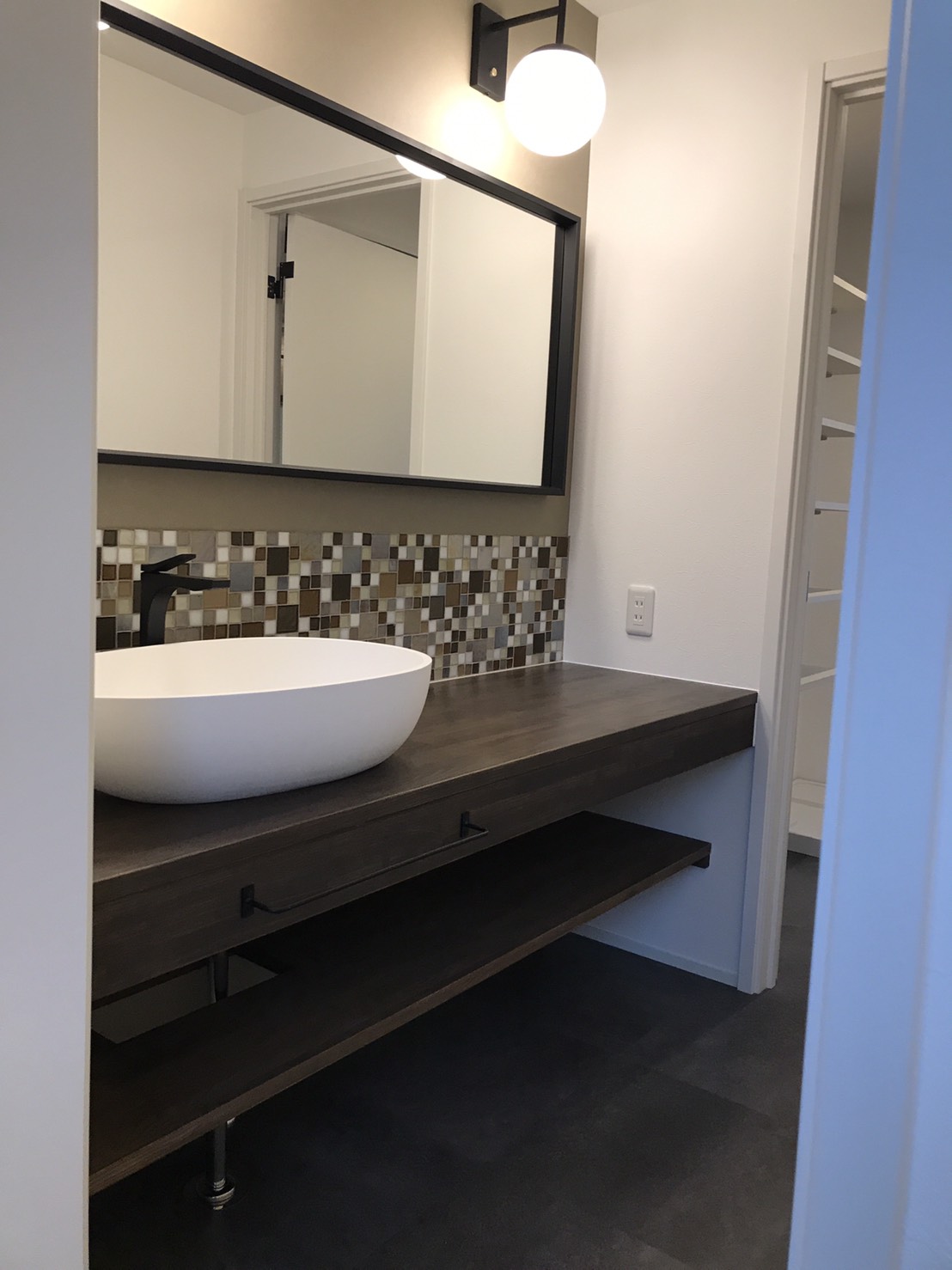 造作洗面　無垢のカウンターとタイル