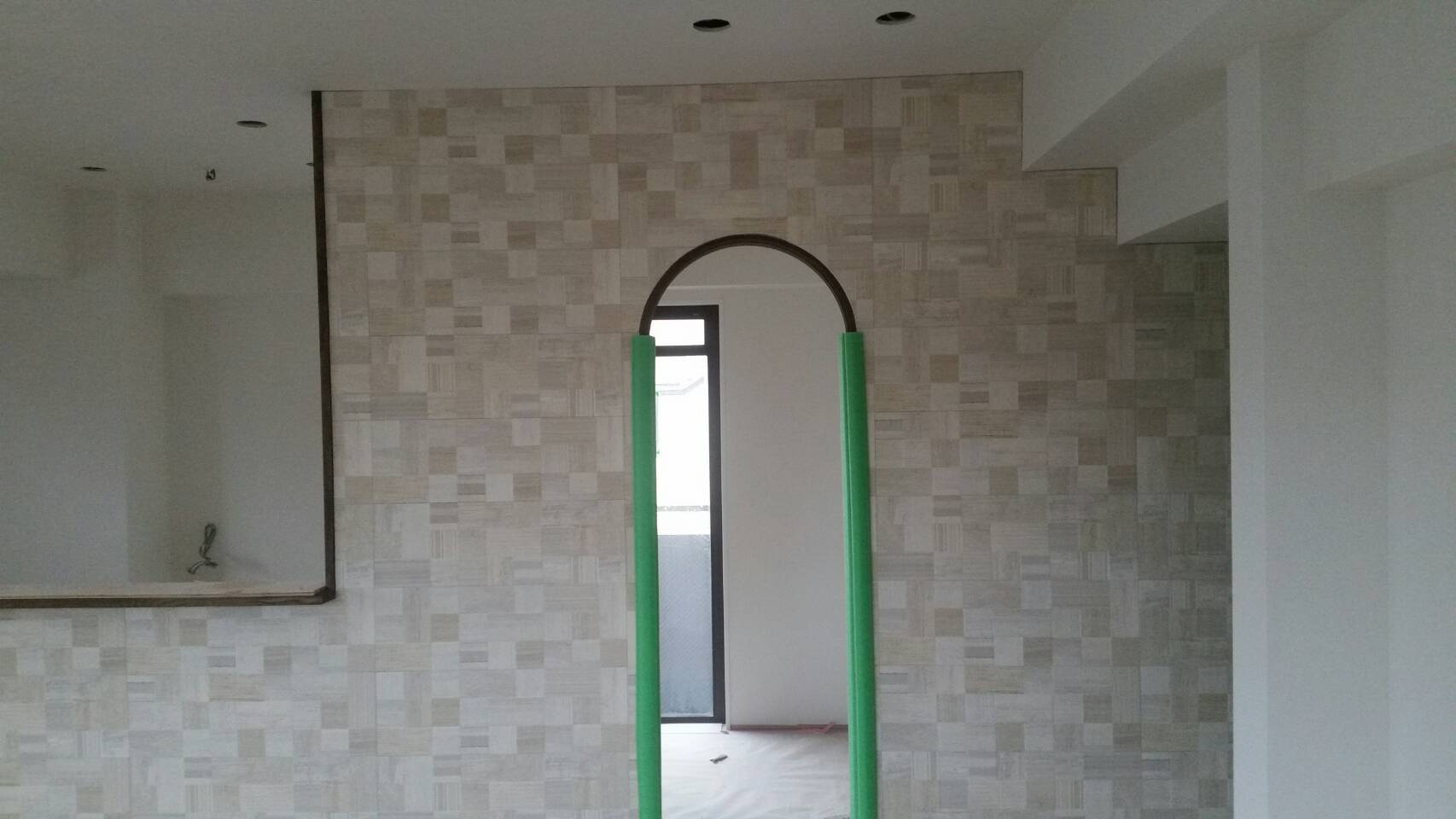 アール開口とタイル