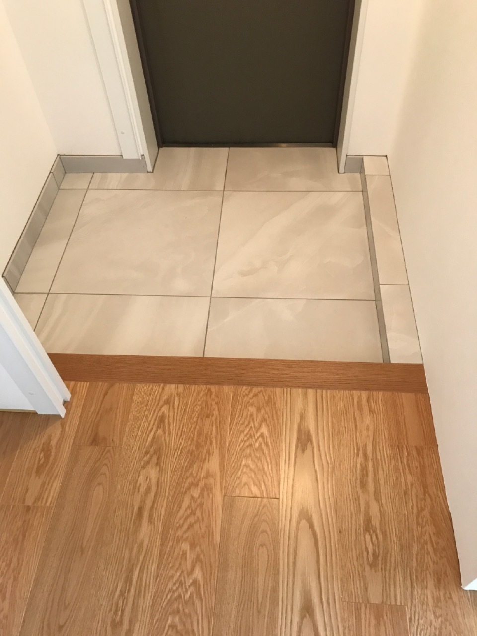 大判タイルとフローリング