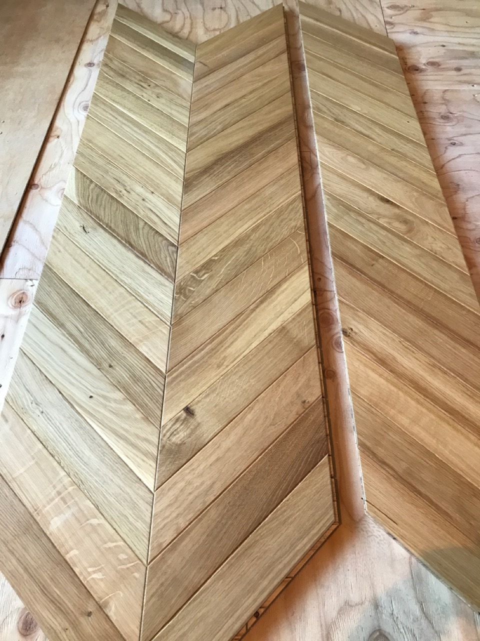 ヘリンボーン柄　無垢フローリング