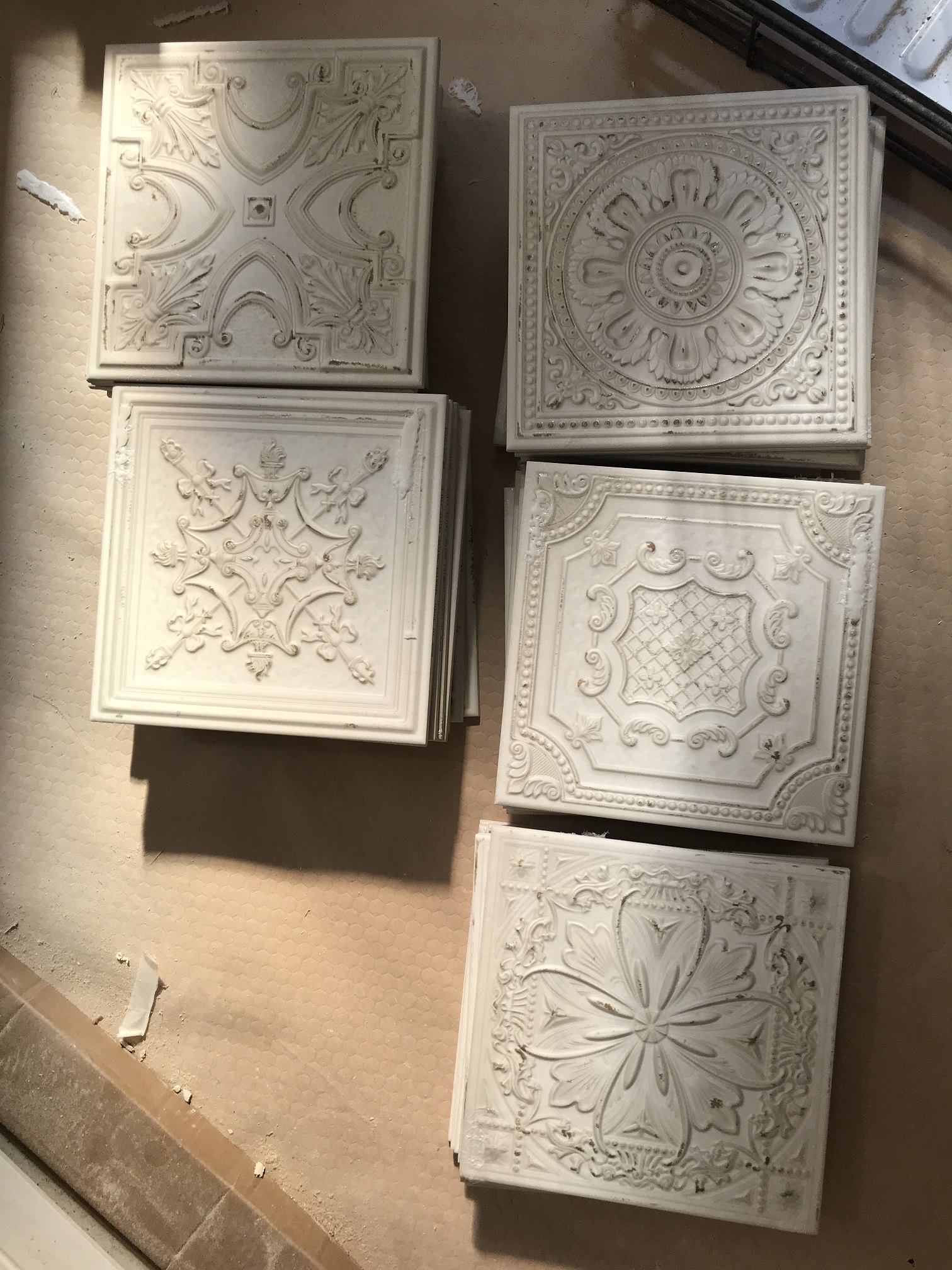 キッチンタイル　柄物タイルとモザイクタイルの組み合わせ