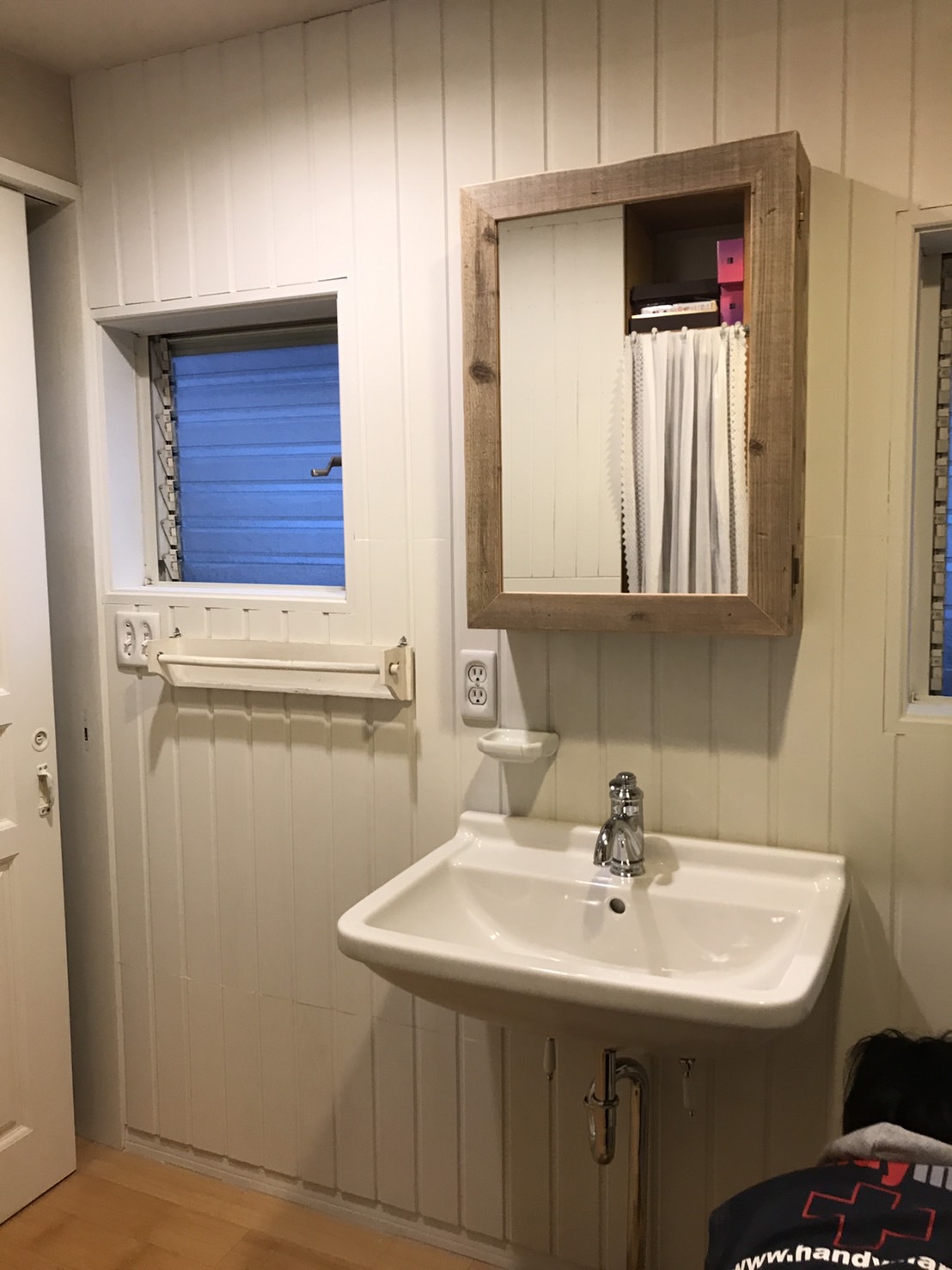 壁掛け洗面ボウルと羽目板