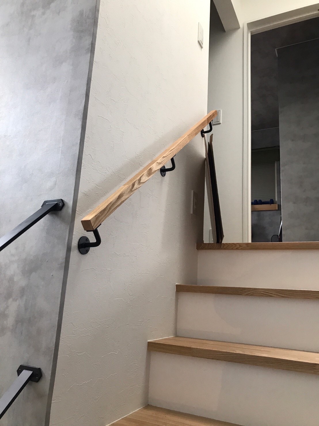 階段リフォーム　無垢の踏板とアイアンの手摺