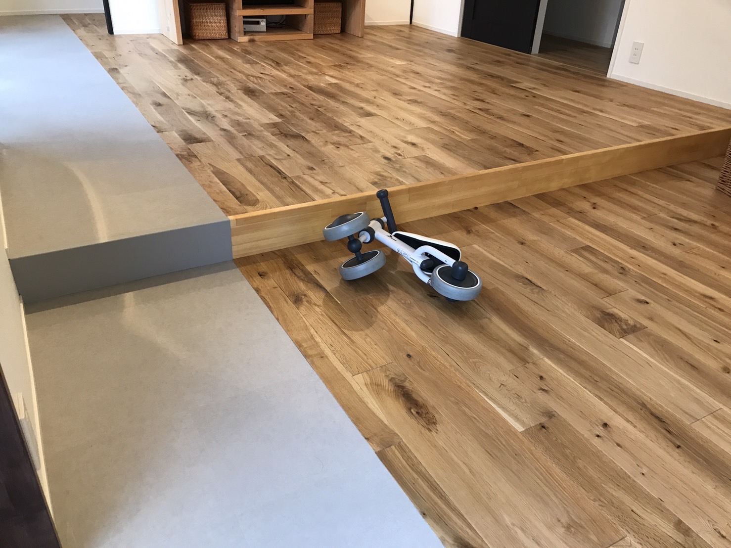 広々リビングで無垢フローリングとフロアタイル