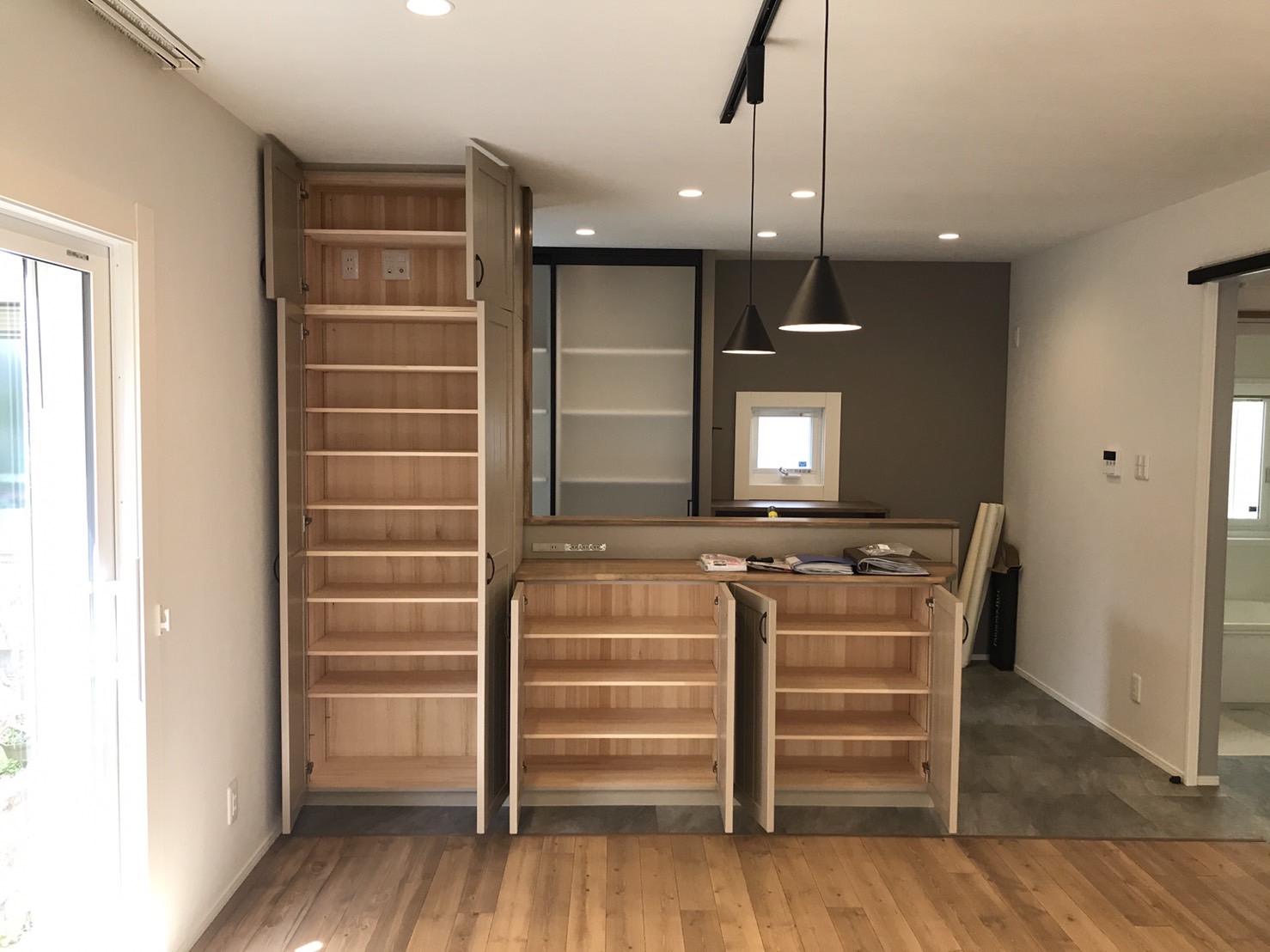 無垢の収納とキッチンカウンター