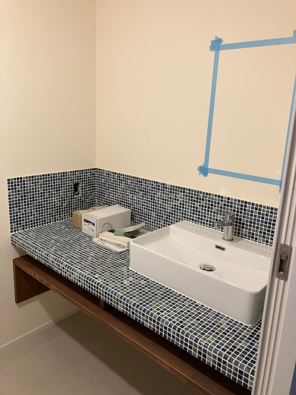 タイル張りの造作洗面