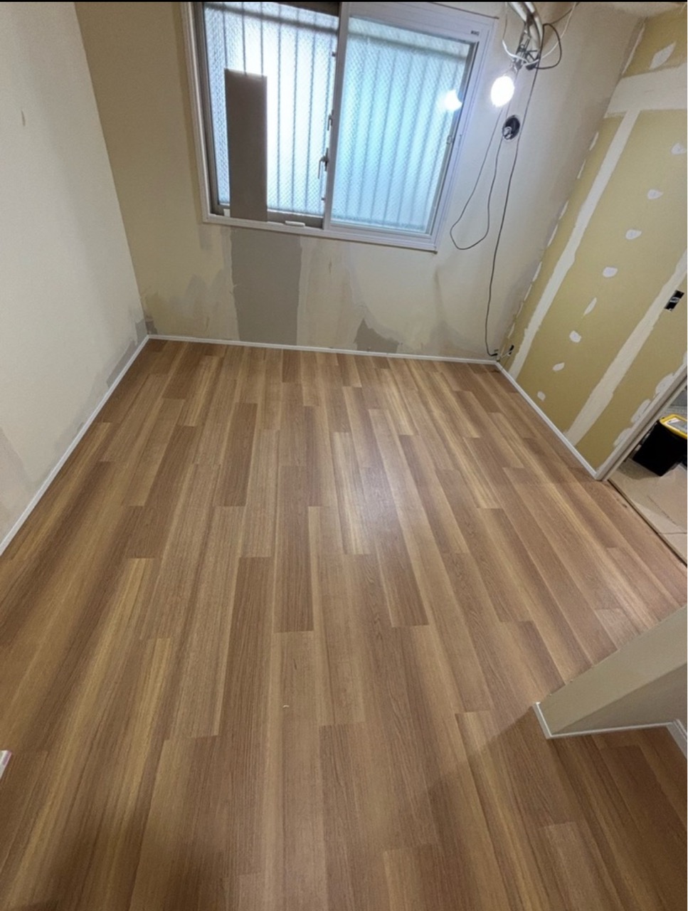 フローリング調のフロアタイル