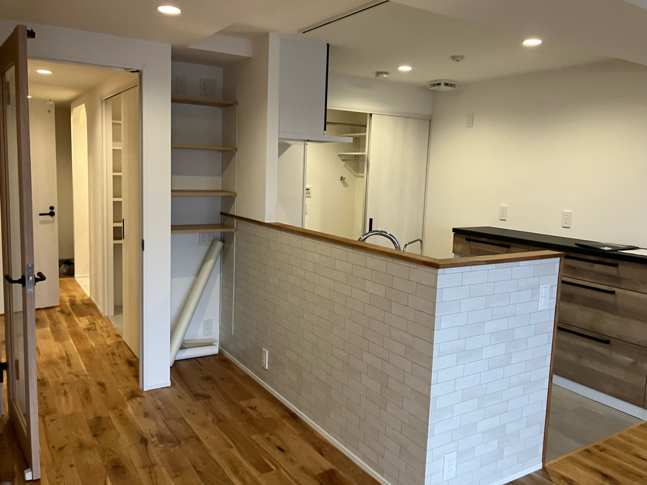 キッチン（リビング側から見た）